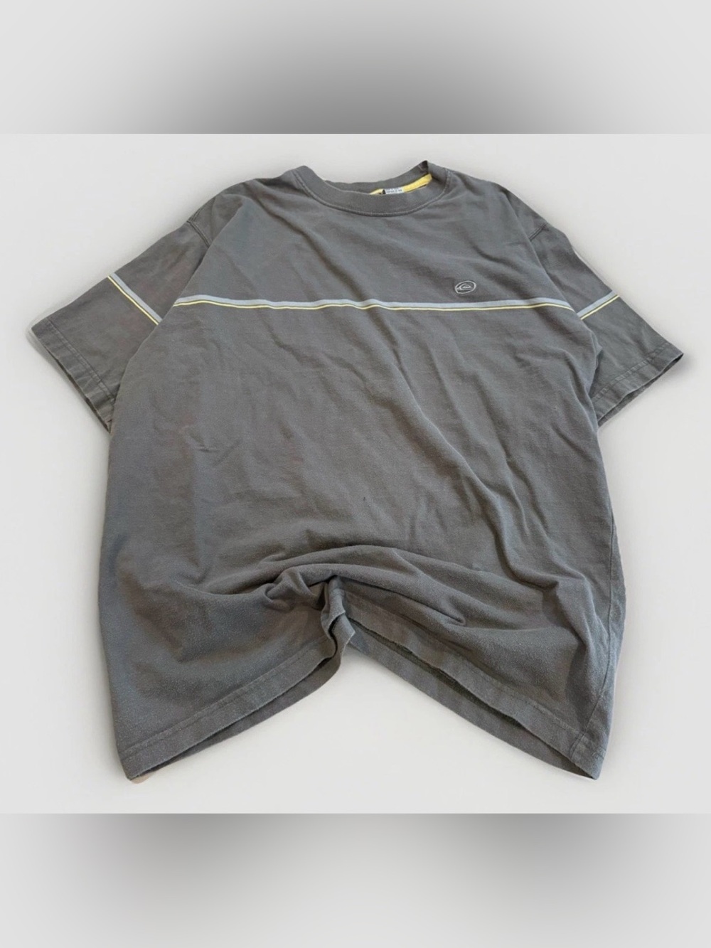 Y2K Quiksilver T-Shirt Size Medium Vintage Stakeboarding Tee Gray Striped Basic